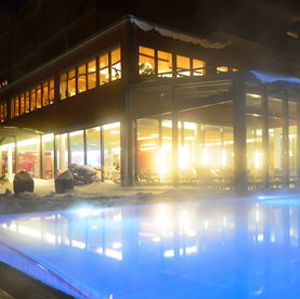 Pool im Winter Nacht
