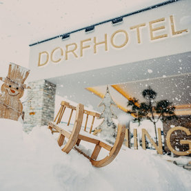 Das Dorfhotel Fasching tief verschneit