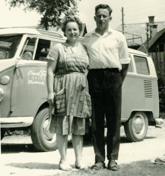 Ernst und Berta Fasching mit einem ihrer ersten VW-Busse.