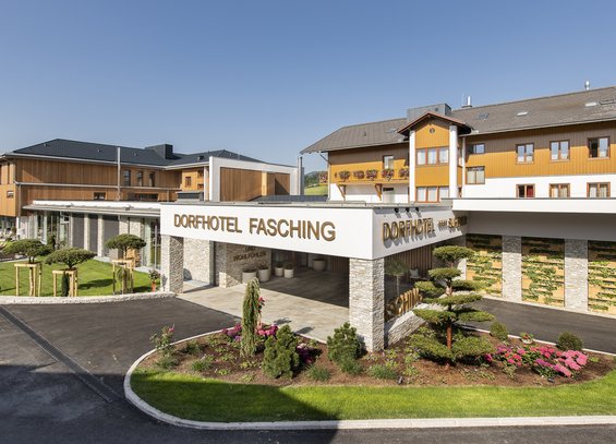 Außenansicht Dorfhotel Fasching Sommer