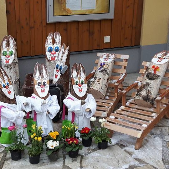 Osterhasen beim Dorfhotel Fasching