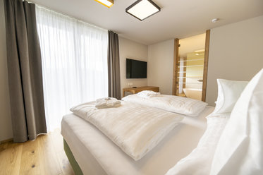 Apartments Weitblick Dorfhotel Fasching Schlafzimmer (c) Kurt Elmleitner 