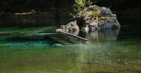 Wenn das Schmelzwasser sehr hoch ist, verschwinden Wege und Bankerl im Grünen See