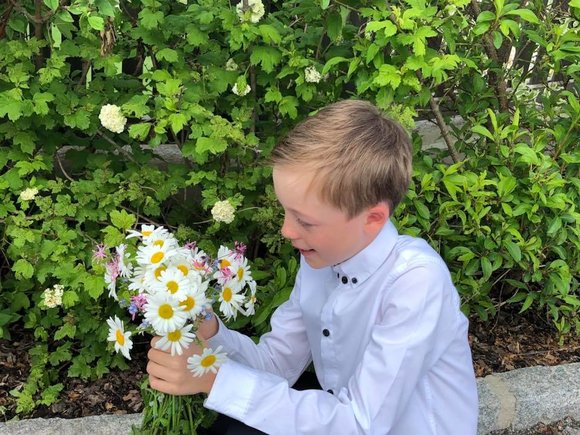 Lorenz Fasching mit Wiesenblumen