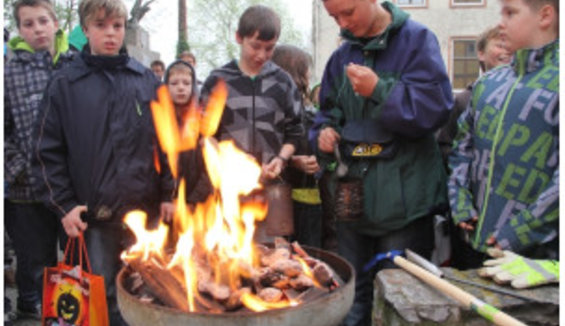 Weihfeuer tragen